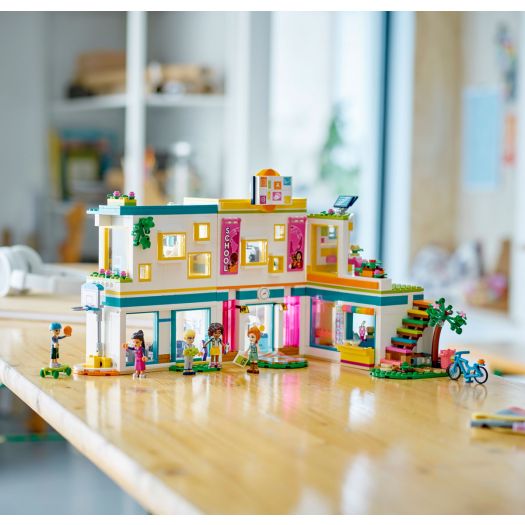 Конструктор LEGO Friends Хартлейк-Сіті: міжнародна школа 41731   замовити