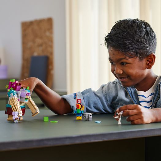 Конструктор LEGO Minecraft Сутичка з пожирачем 21257   в Україні