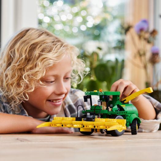 Конструктор LEGO Technic Кормозбиральний комбайн John Deere 9700 42168   в Україні